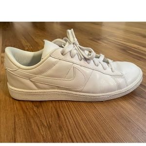 White Nike Women's Tennis Classic Trainers Shoe, Size 9.5